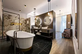 011 Boutique Hotel, room, bathtub