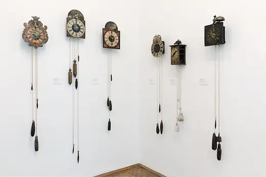 Relojes históricos en la pared