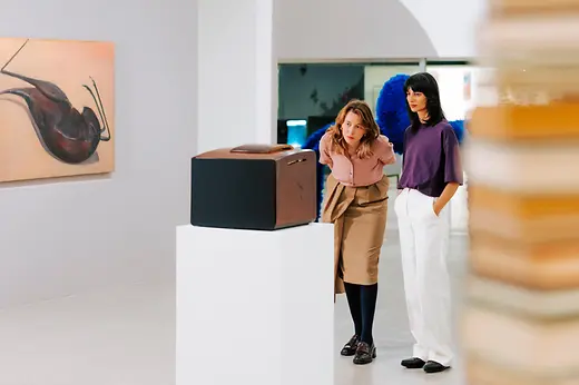 mumok美術館、美術品を見る二人の女性