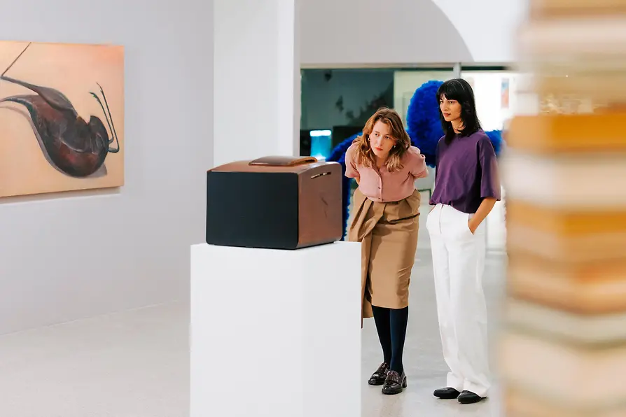 mumok美術館、美術品を見る二人の女性