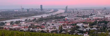 Vista de Viena desde los viñedos, puesta de sol al fondo