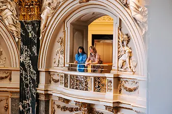 Zwei Frauen stehen auf Empore im Kunsthistorischen Museum Wien
