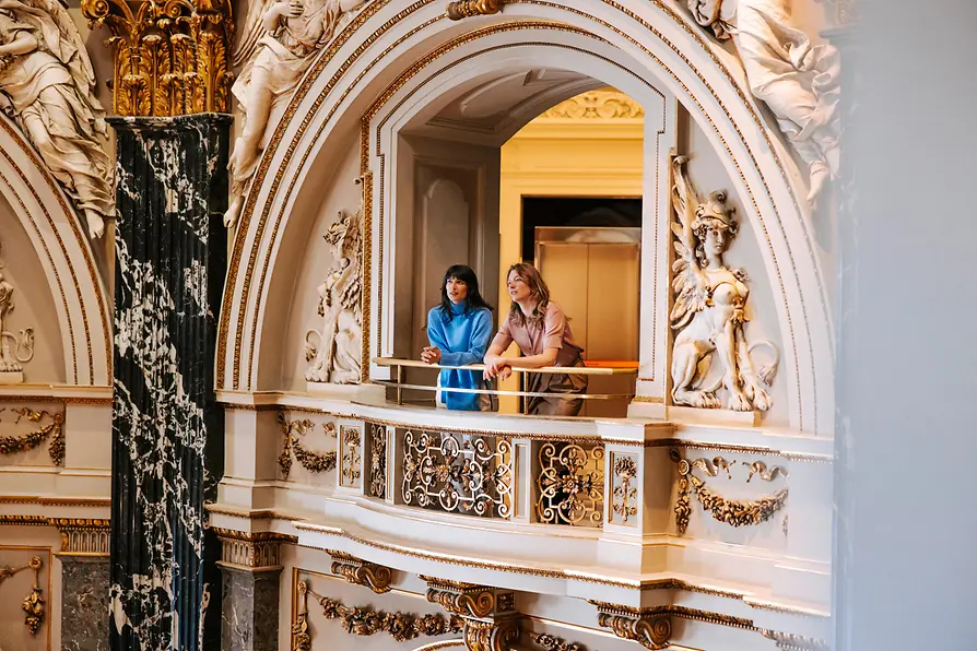 Dos mujeres de pie en una galería del Museo de Historia del Arte (Kunsthistorisches Museum) de Viena