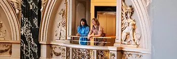 Две женщины стоят на эмпоре в Венском музее истории искусств