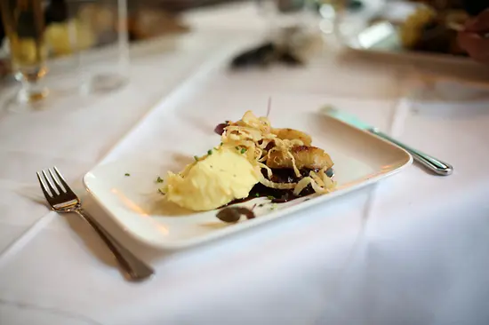 Veal liver in apple and onion sauce