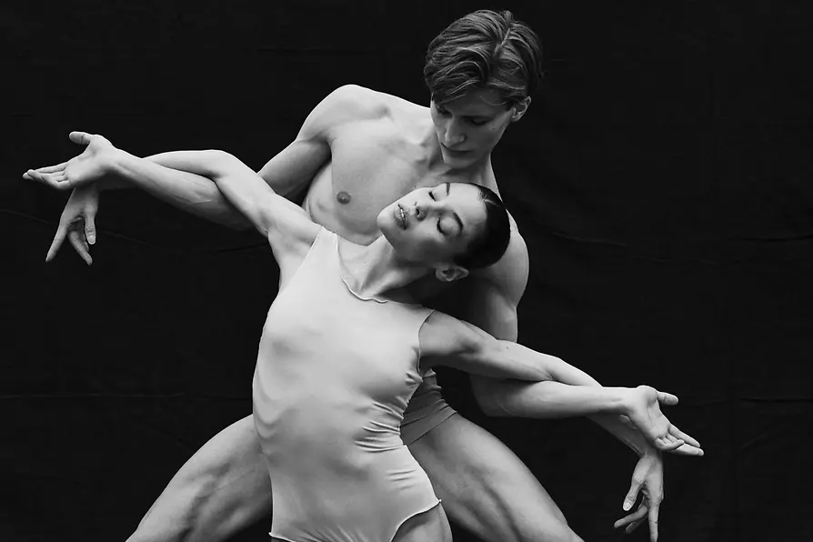 Deux danseurs dans une pose expressive de la production de ballet « American Signatures »