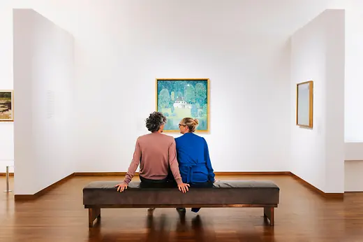 ベンチに座ってレオポルド美術館の絵画を眺めるカップル