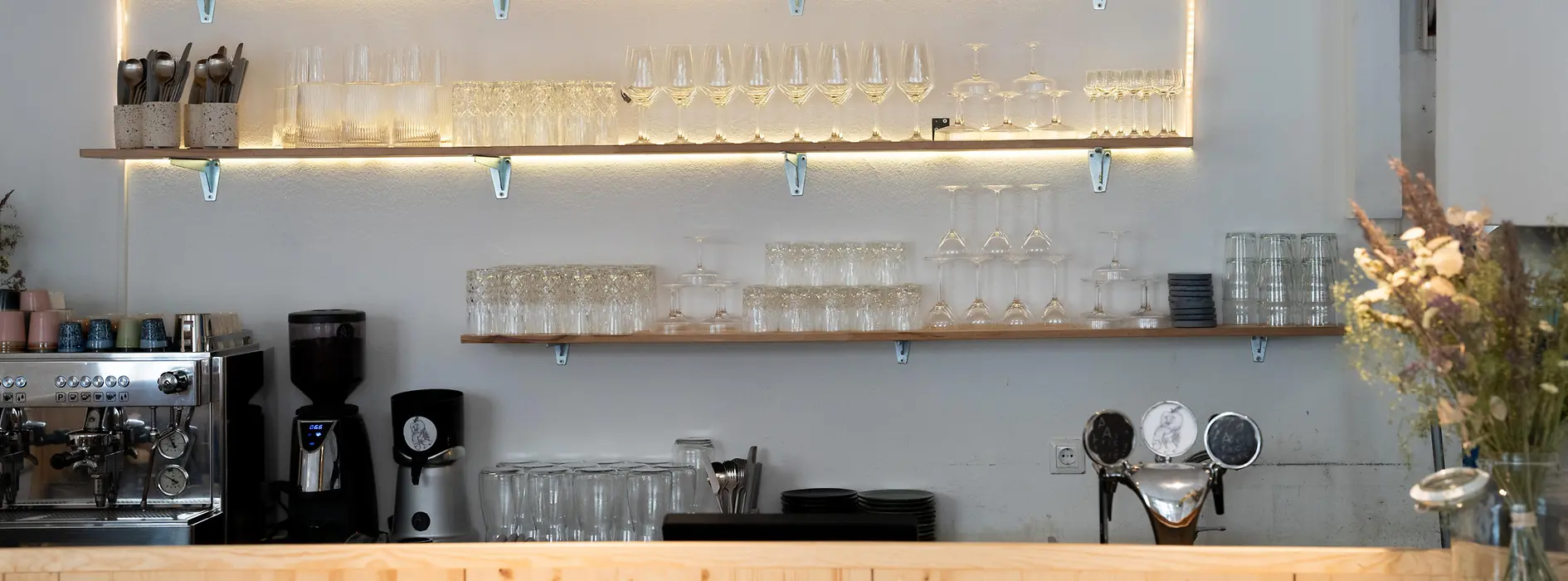 Restaurant Aspic, interior view, counter