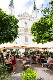 Restaurant Treu am Platzl, guest garden in front of the Maria Treu church