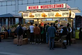 Wiener Würstelstand, Spittelau, por la tarde, clientes