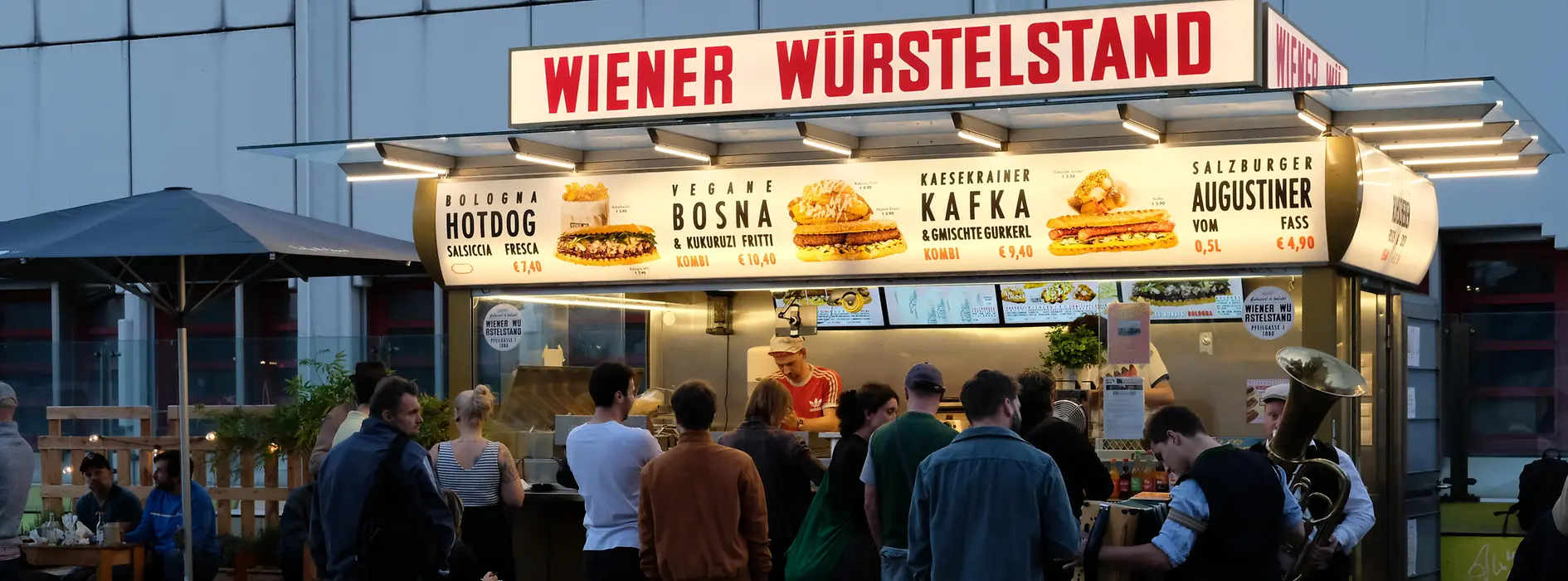 Wiener Würstelstand, Spittelau, abends, Kunden