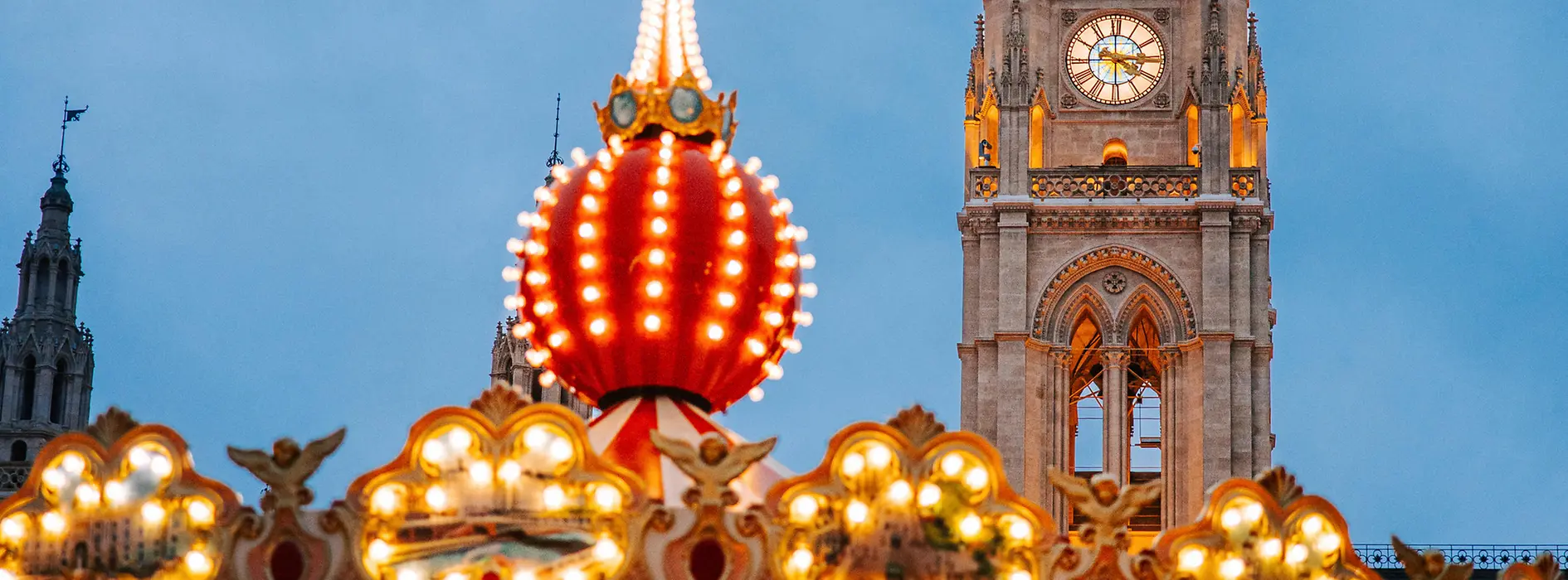 Christmas market at Rathausplatz, carousel, city hall