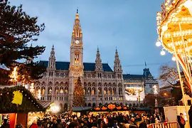 Mercado de Navidad en la Rathausplatz, visitantes, por la tarde