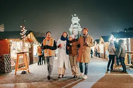 Aldea Navideña en la Maria-Theresien-Platz, puestos, visitantes, por la tarde