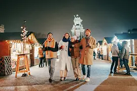 Wioska Bożonarodzeniowa Maria Theresien Platz, stragany, odwiedzający, wieczór