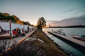 Beach Club Maya Garden an der Donau, Sonnenuntergang im Sommer