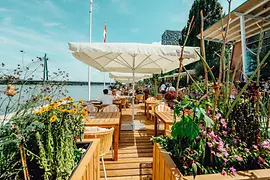 Restaurant Maya Garden, Außenbereich, am Ufer der Donau