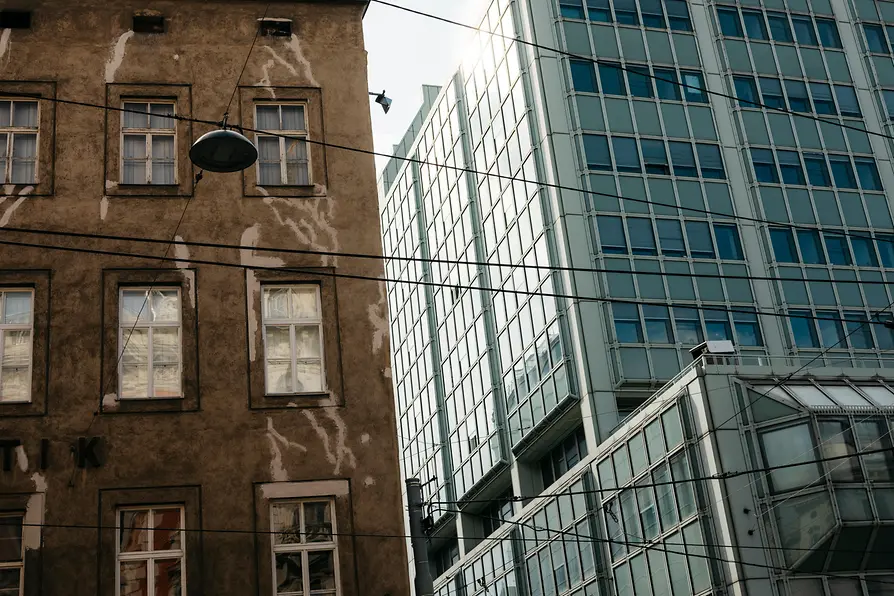 Gußhausviertel, arquitectura, exterior de la fachada de una casa antigua junto a la fachada de un edificio moderno