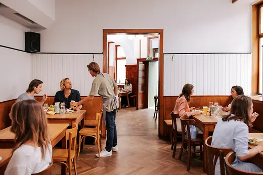 Innenansicht vom Lokal Brösl im Stuwerviertel, Gäste werden bedient