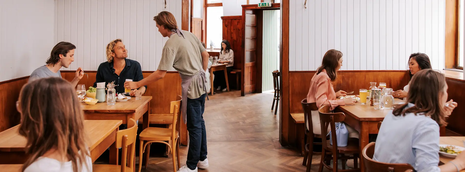 Vista interior del restaurante Brösl, en el barrio de Stuwerviertel, donde se sirve a los comensales.
