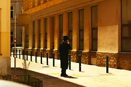 Ebrei ortodossi al telefono in una strada di Vienna