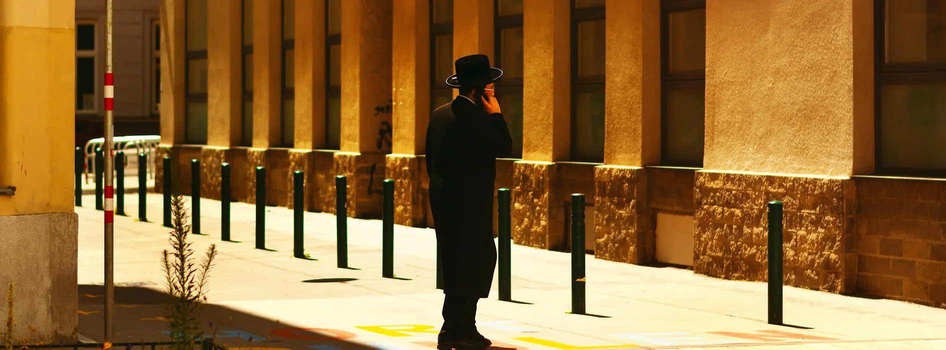 Orthodoxer Jude telefoniert auf einer Straße in Wien