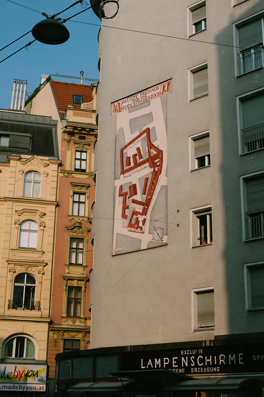 Hausfassade in der Operngasse mit Fassadengemälde des alten Freihauses auf der Wieden