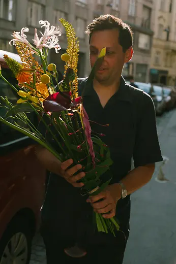 Hombre con flores en el Freihausviertel
