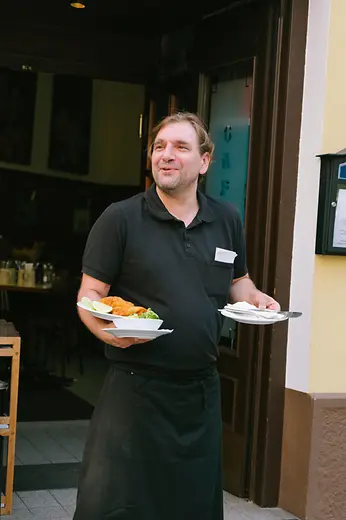Kellner im Café Anzengruber