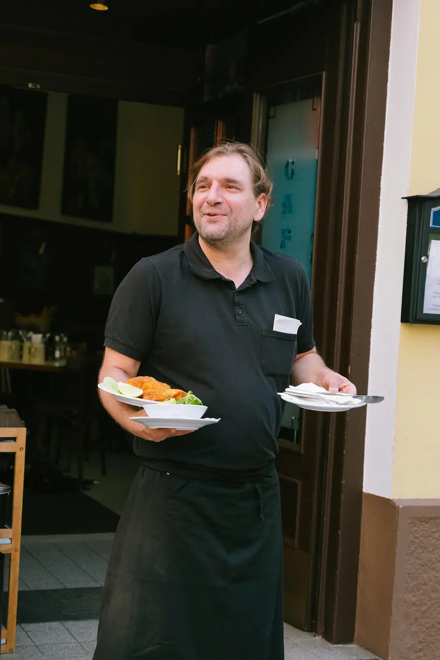 Kellner im Café Anzengruber