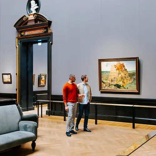 Kunsthistorisches Museum Wien, Innenansicht: Besucher vor dem Gemälde Turmbau zu Babel von Pieter Bruegel dem Älteren