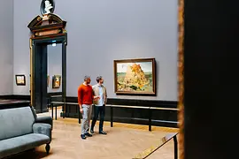 Kunsthistorisches Museum Wien, Innenansicht: Besucher vor dem Gemälde Turmbau zu Babel von Pieter Bruegel dem Älteren