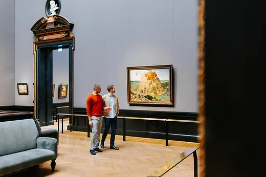 Kunsthistorisches Museum, vista interior Visitantes ante el cuadro Torre de Babel de Pieter Bruegel el Viejo