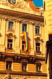 Barrio carmelita, la bandera del Orgullo cuelga de la ventana
