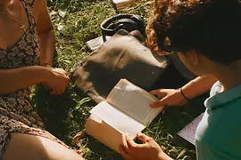 Schweizer Garten, Pärchen im Gras