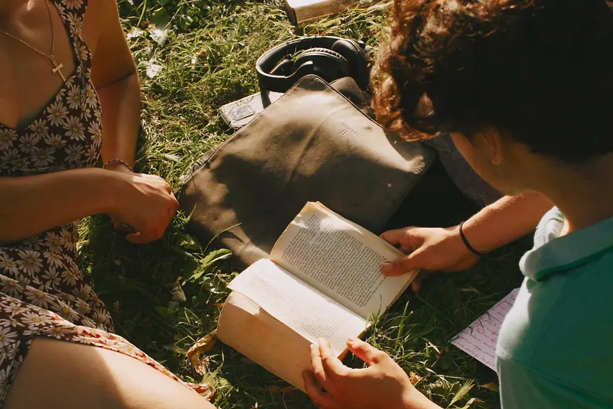 Couple assis sur l’herbe dans le Schweizer Garten