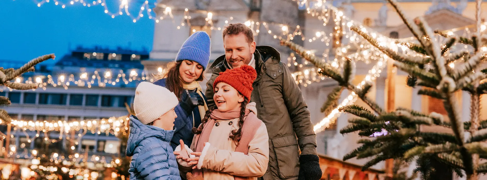 Familie beim Art Advent Karlsplatz