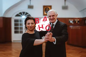 Thomas Schäfer-Elmayer mit Adrineh Simonian, im Vordergrund Podcast-Logo Bahö