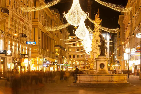 Luces navideñas en una calle comercial de Viena