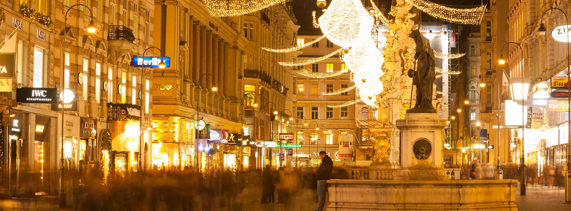 Illuminations de Noël dans une rue commerçante viennoise