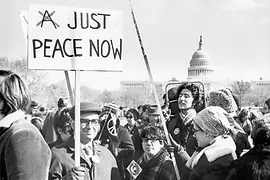 Fotografie, die Herbert C. Kelman bei einer Friedensdemonstration zeigt
