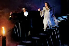 Le Fantôme fait descendre les escaliers à Christine.