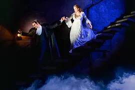 Le Fantôme fait descendre les escaliers à Christine.