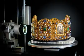 Crown of the Holy Roman Empire, KHM, examination with 3D microscope