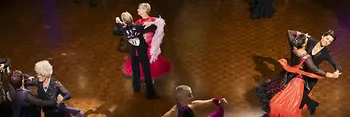 Couples de femme dansant dans une salle de bal lors des EuroGames 2023 en Suisse