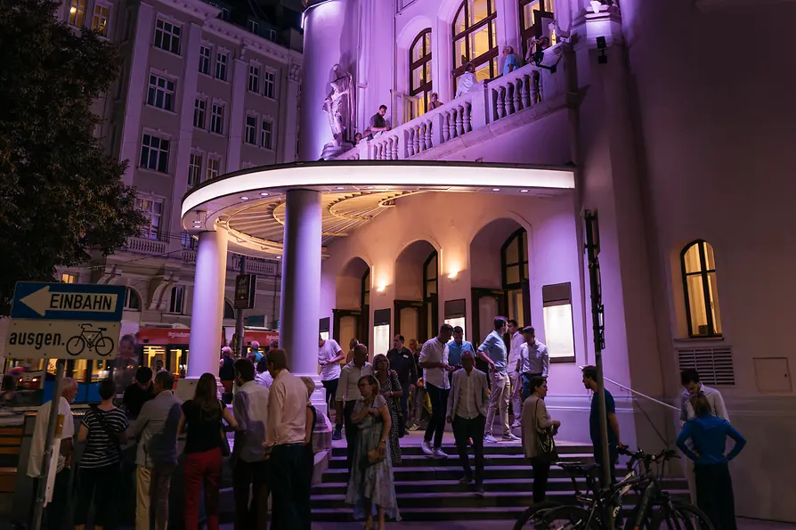 Volksoper Wien, Aussenansicht, abends