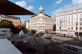 Außenansicht der Tourist-Info Wien am Albertinaplatz, Fiaker und Fußgänger im Vordergrund