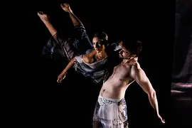 Ein Tänzer hebt eine Tänzerin