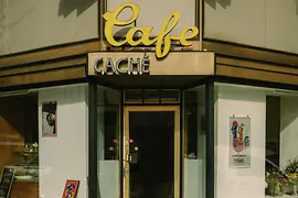 Café Caché, Aussenansicht, Eingang