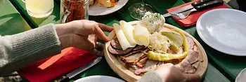 Comida y bebidas sobre la mesa de una taberna